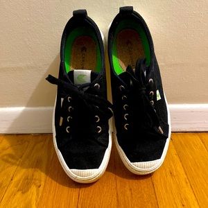 Cariuma OCA low black canvas sneakers, size 9